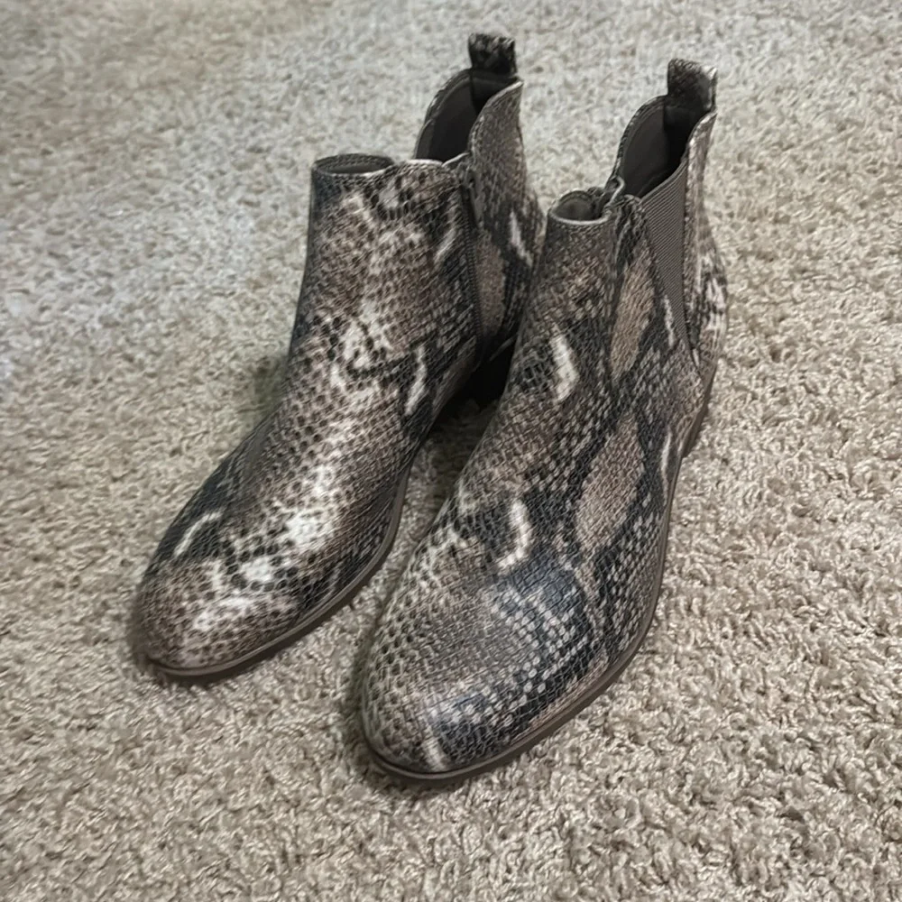 SO° Women's Snake Ankle Booties Sz 10